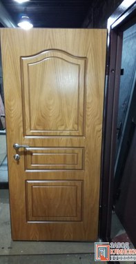 светлая коричневая дверь с фрезерованной МДФ панелью