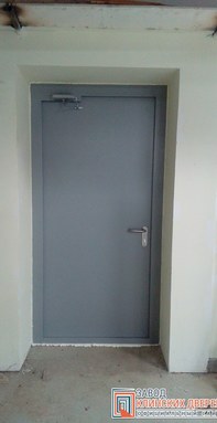 серая техническая дверь с доводчиком