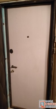 светлая дверь с отделкой ламинатом изнутри