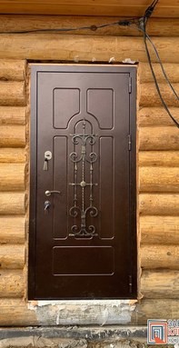 металлическая дверь в деревяный дом с порошковым напылением и ковкой