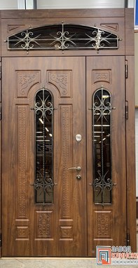 парадная металлическая дверь из массива дуба со стеклом и ковкой