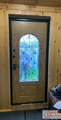 входная металлическая дверь со стеклом и ковкой с отделкой мдф внутри.jpeg