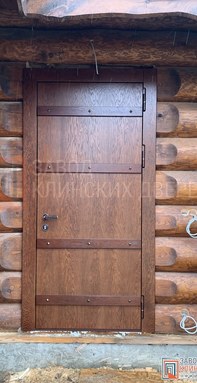 входная дверь в доме из бревна с панелью мдф цвета дуб - фото снаружи.jpeg