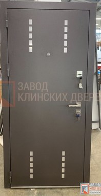 входная дверь в квартиру с порошковым напылением и декоративным стеклом