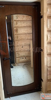 входная дверь с зеркалом в доме из бревна.jpeg