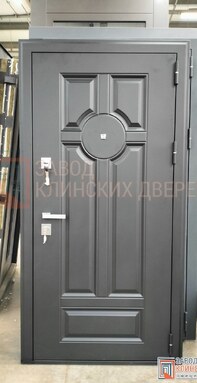 классическая филенчатая входная дверь с отделкой серым мдф снаружи