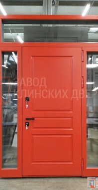 красная входная дверь для частного дома с глухими стеклянными фрамугами сверху и по бокам