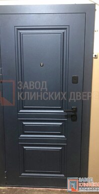 входная дверь с горизонтальной декоративной фрезеровкой мдф - фото серой мдф панели снаружи