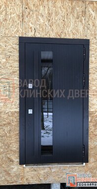 входная дверь с узким вертикальным стеклом - фото черной мдф паенли с вертикальной фрезеровкой снару