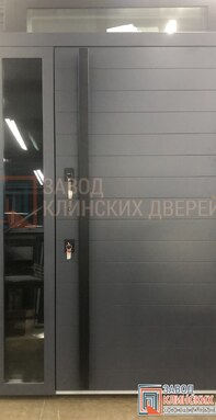 входная серая дверь в современном стиле с боковой стеклянной фрамугой и большой тяговой ручкой