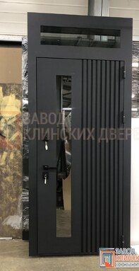 высокая входная дверь с верхней фрамугой и узким панорамным остеклением