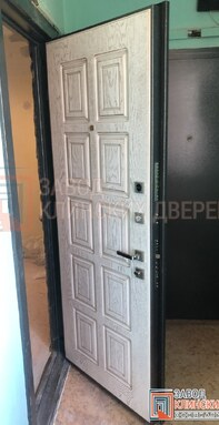 открытая входная дверь в квартиру с отделкой светлой мдф панелью