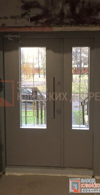 полуторная входная дверь в офисное здание с остеклением с шпросами - фото внутри