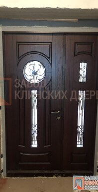 полуторная входная дверь для частного дома с остеклением в форме круга и кованым узором - фото внутр