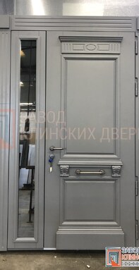 полуторная серая входная дверь с боковым стеклом и классическим мдф декором