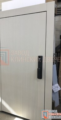светлая входная дверь с вертикальными рейками и современным умным замком