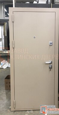 светлая минималистичная входная дверь с отделкой порошковым напылением и хромированной фурнитурой.jp