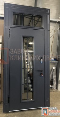 серая входная дверь с верхней фрамугами со стеклопакетами с крестообразной решеткой