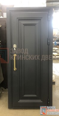серая входная дверь с терморазрывом для частного дома с металлической филенкой снаружи