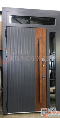 современная входная дверь с фрамугами сверху и сбоку с отделкой мдф серого цвета с коричневой вставк