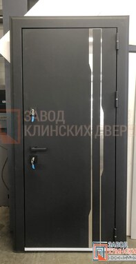 темно-серая современная квартирная дверь с оригинальными хромированными молдингами