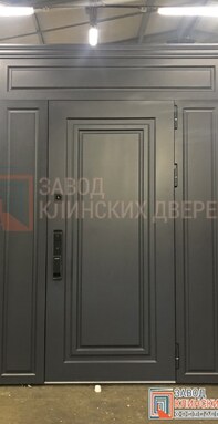 широкая полуторная входная дверь графитового цвета с прямоугольной фрамугой и декором